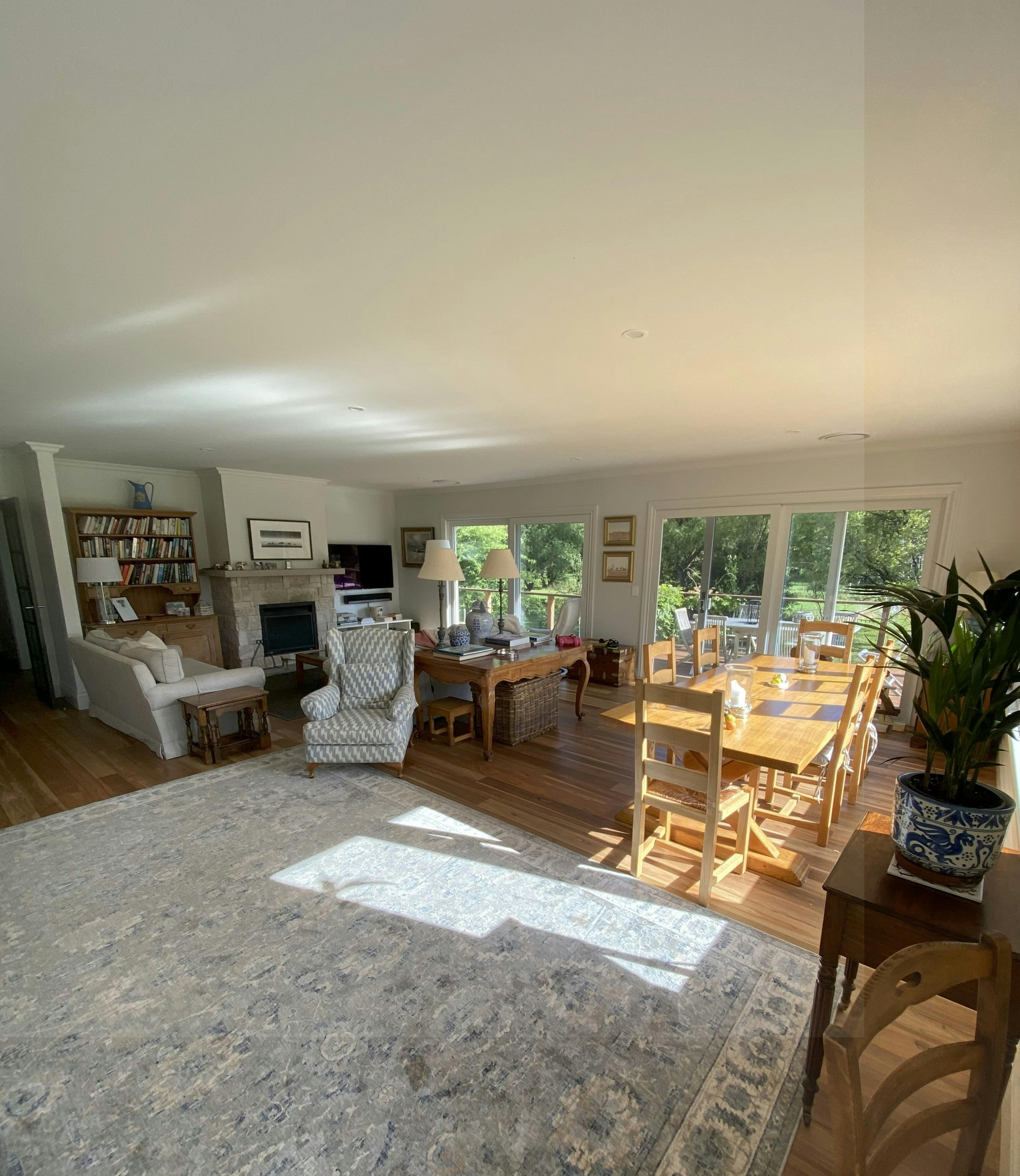 거실과 식사 공간