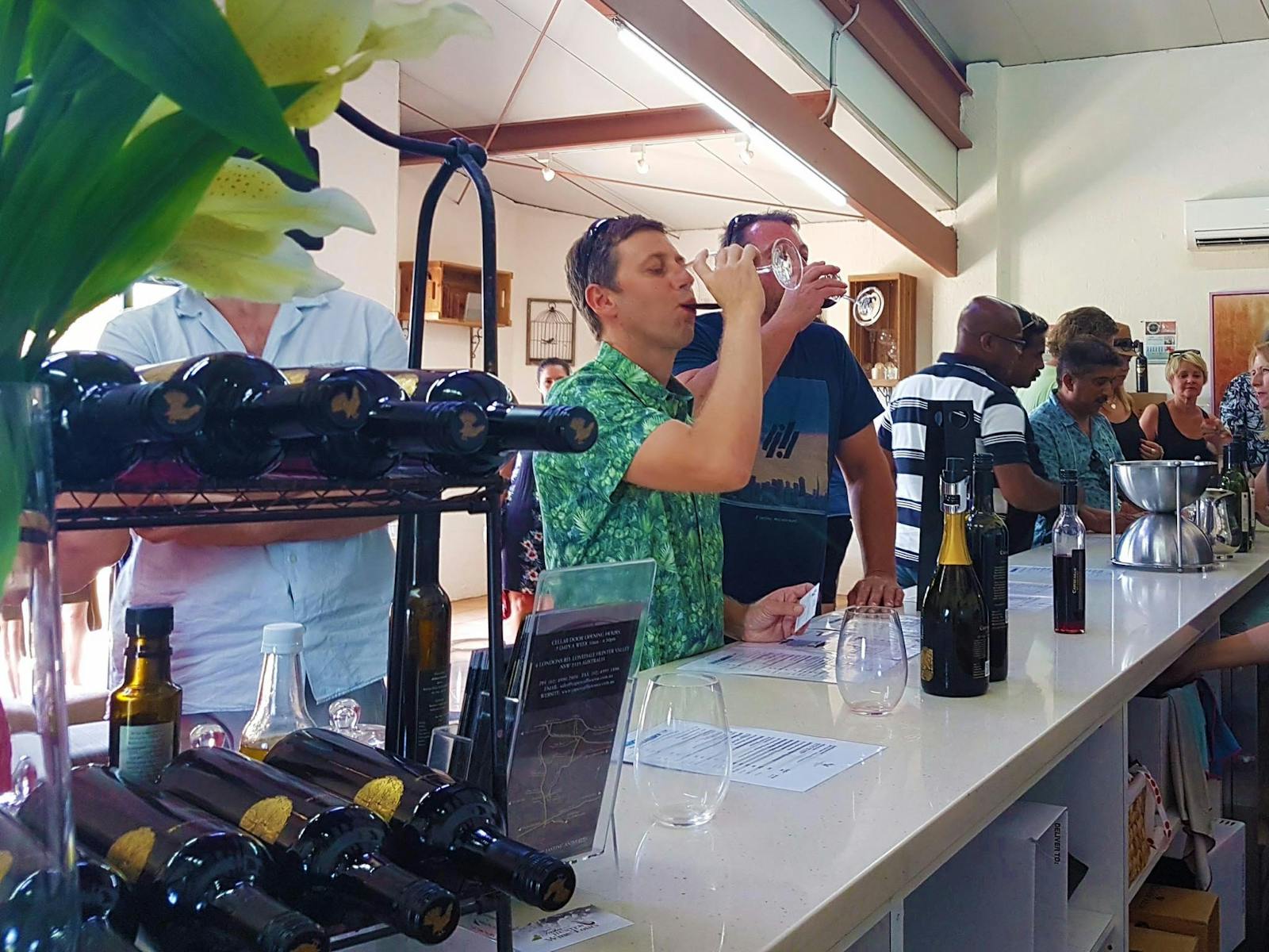 Tastes Of The Hunter Wine Tours - 在 Capercaillie 葡萄酒的地窖門口品酒
