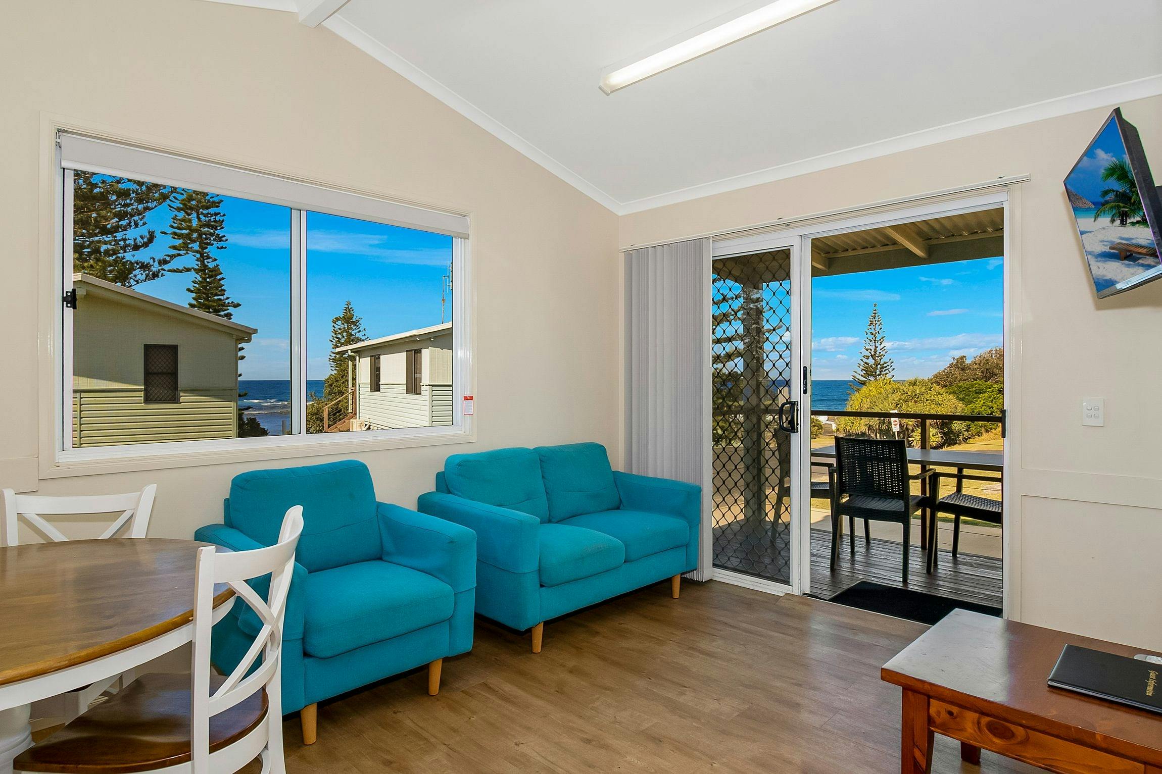 Sauberer Wohn- und Essbereich mit Blick auf das saubere Meer