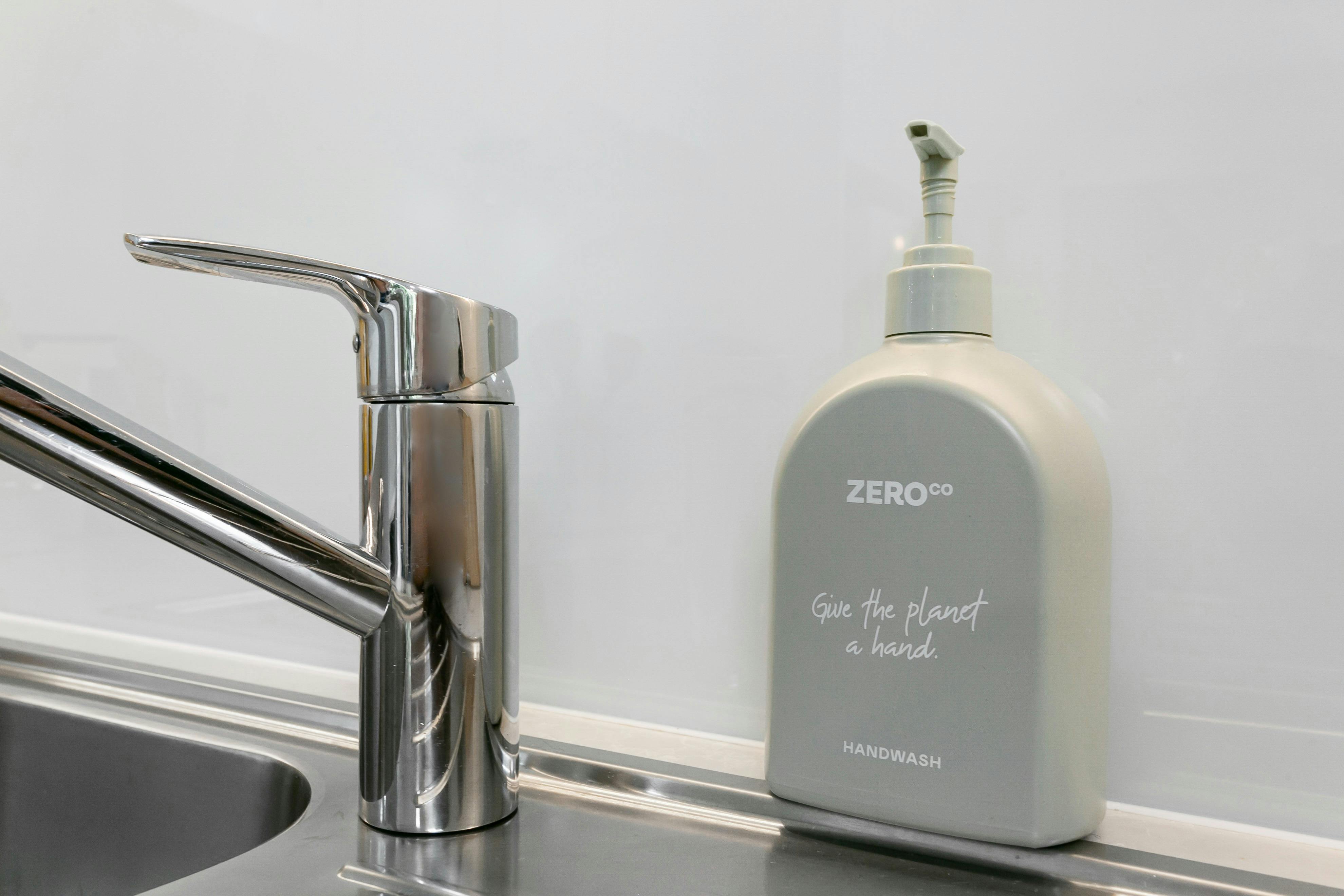 Zu unseren nachhaltigen Merkmalen gehören nachfüllbare Verbrauchsmaterialien, Solarenergie, Kompostierung und ein minimaler Plastikverbrauch.