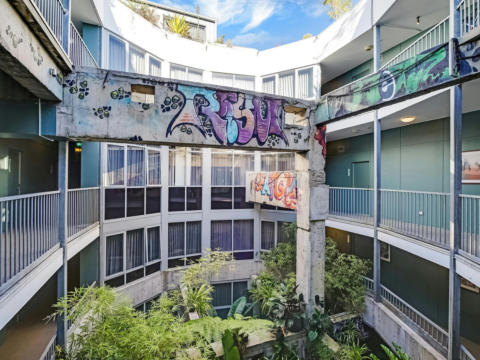 여러 층으로 이루어진 현대 산업형 Urban Newtown 호텔의 내부 안뜰