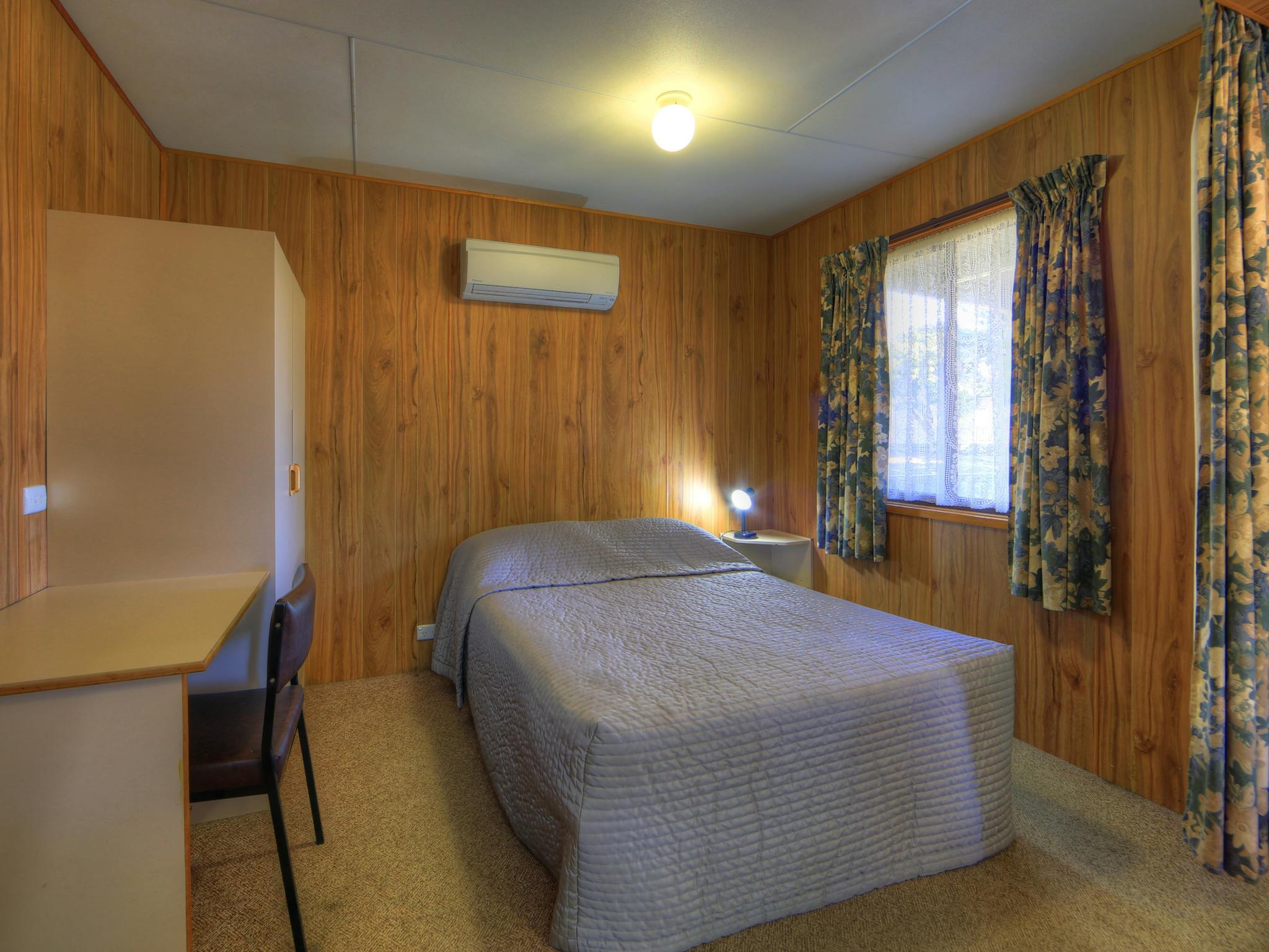 Budget cabin - bedroom