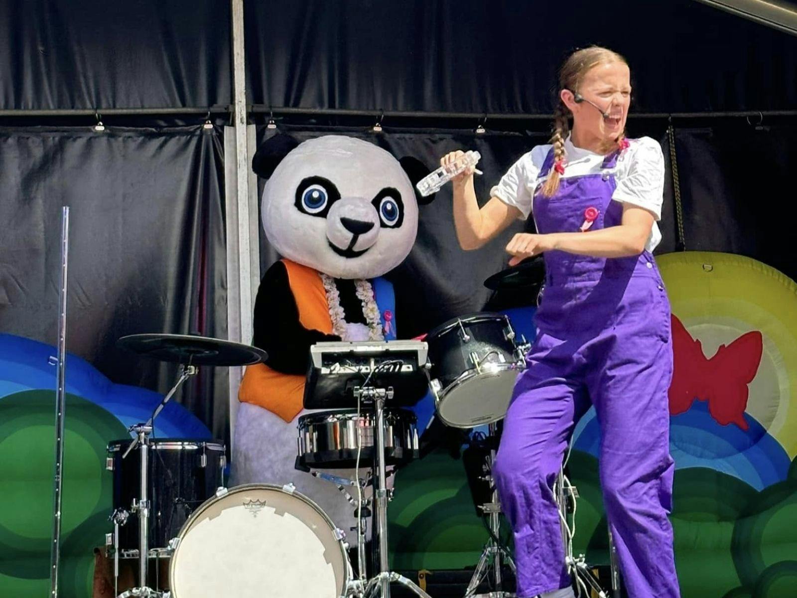 Mik Maks performing