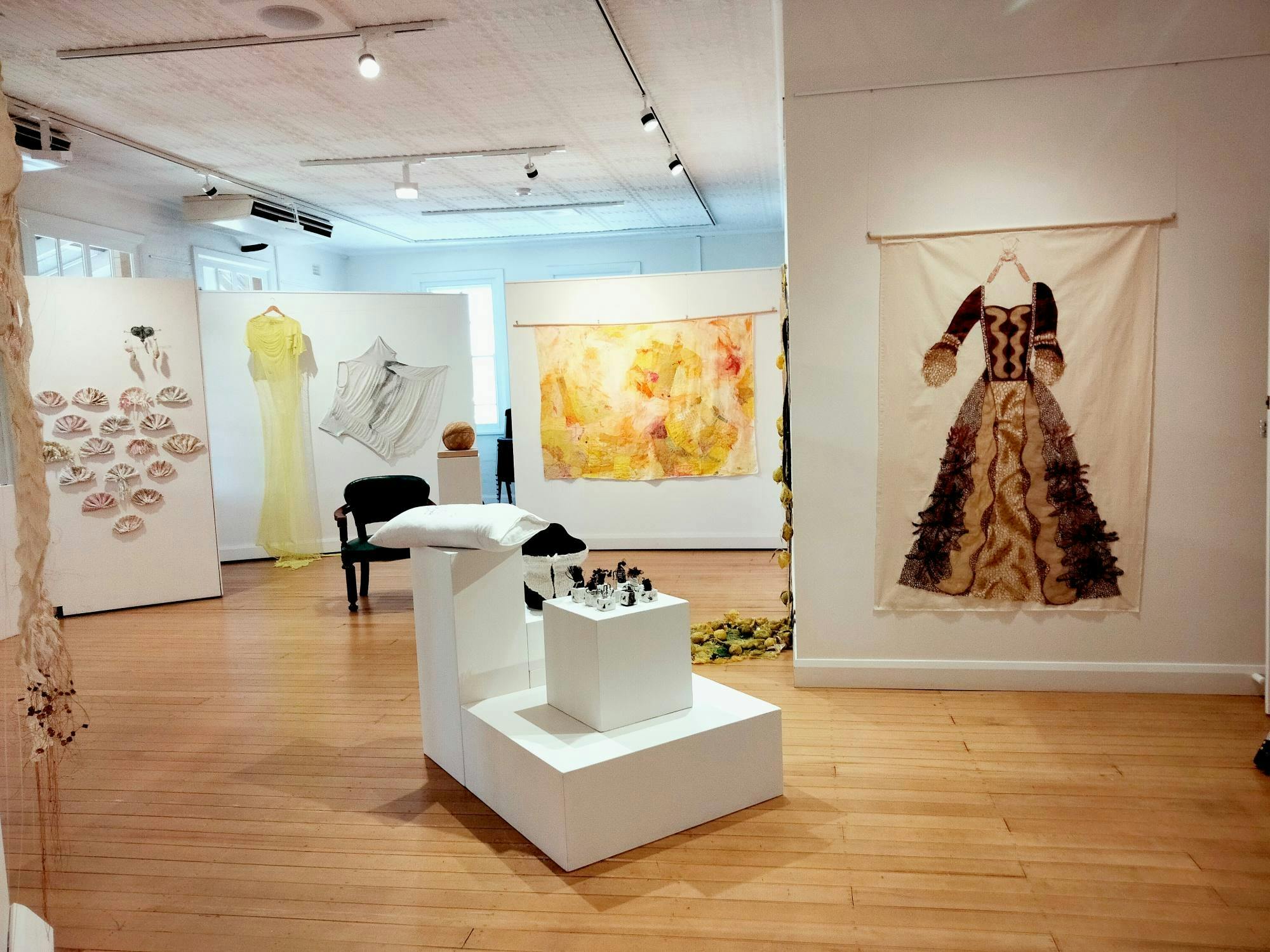 画廊里陈列着各种独特的纺织艺术品。