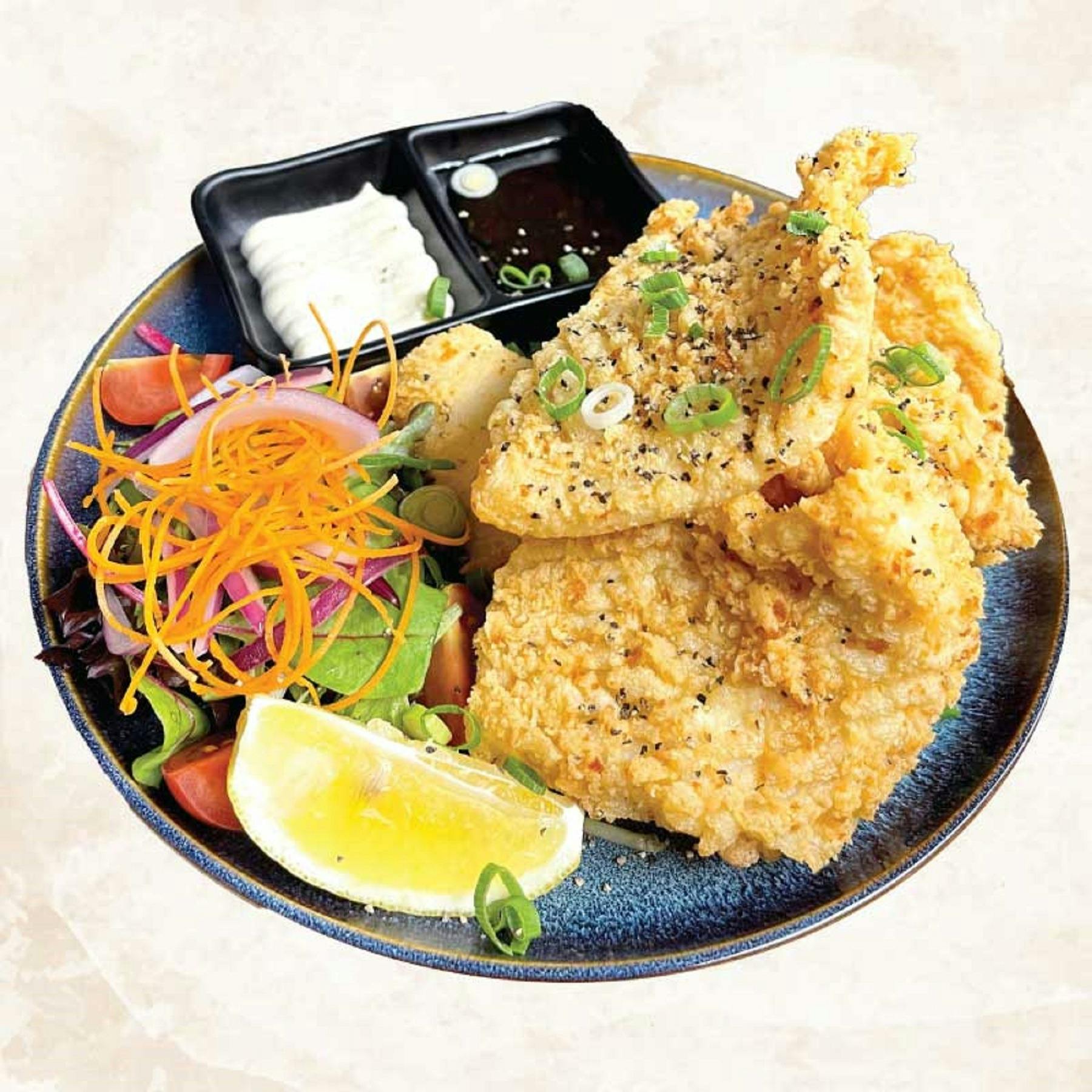 Calamari fried with salad