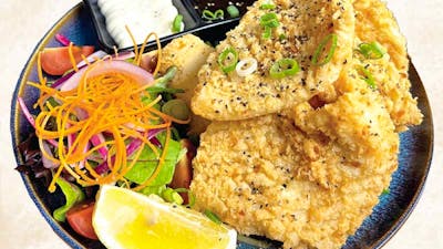 Calamari fried with salad