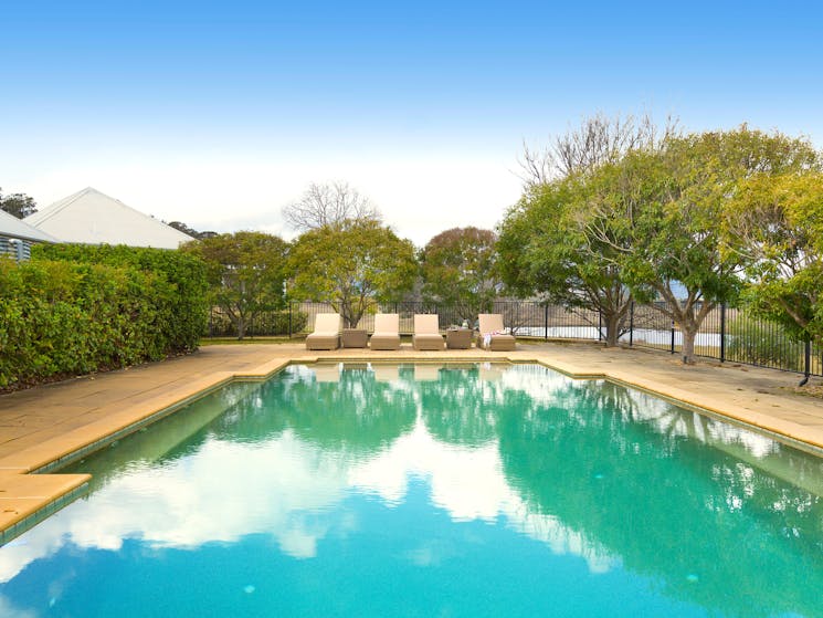 Binbilla Vineyard Estate - Swimming Pool