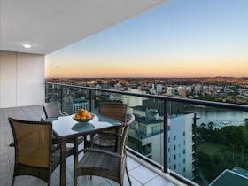 Oaks Brisbane River City Suites