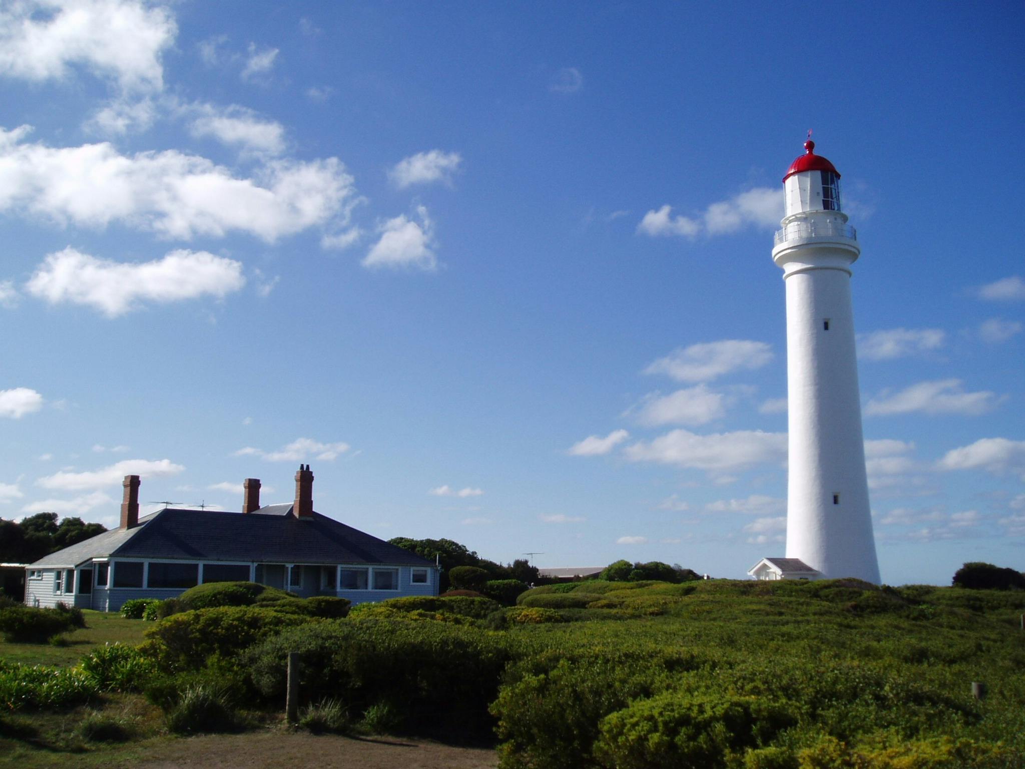 A view of Split Point Lighthouse and the head Lighthouse Keeper's Cottage