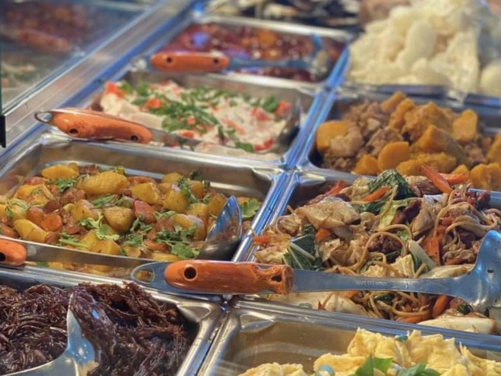 坎貝爾鎮媽媽波利尼西亞靈魂食品店展示的美食