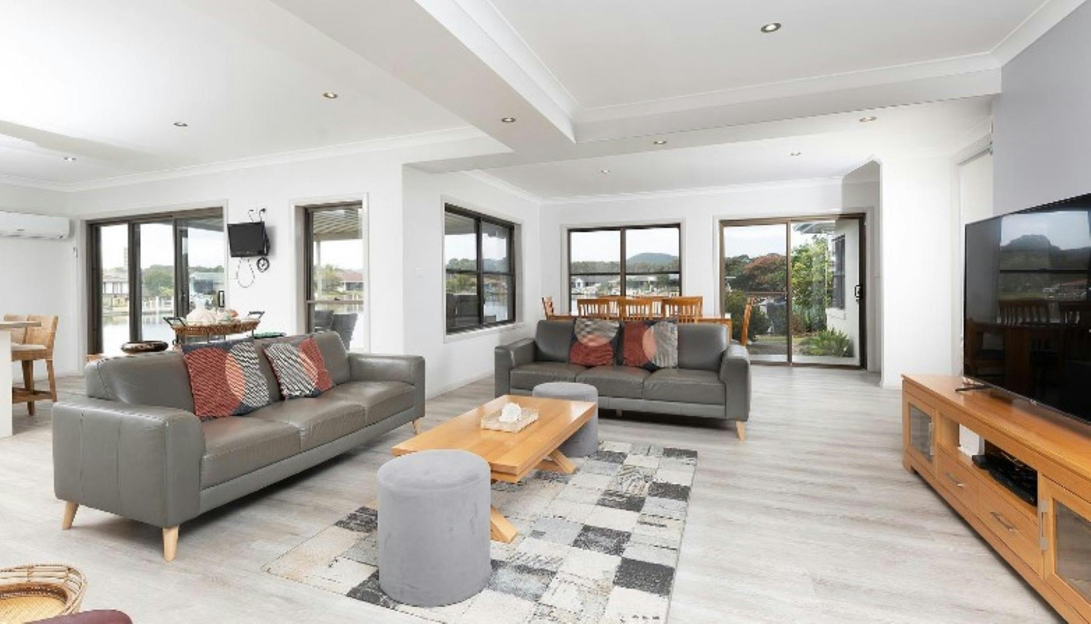 Living room with spacious lounges and TV