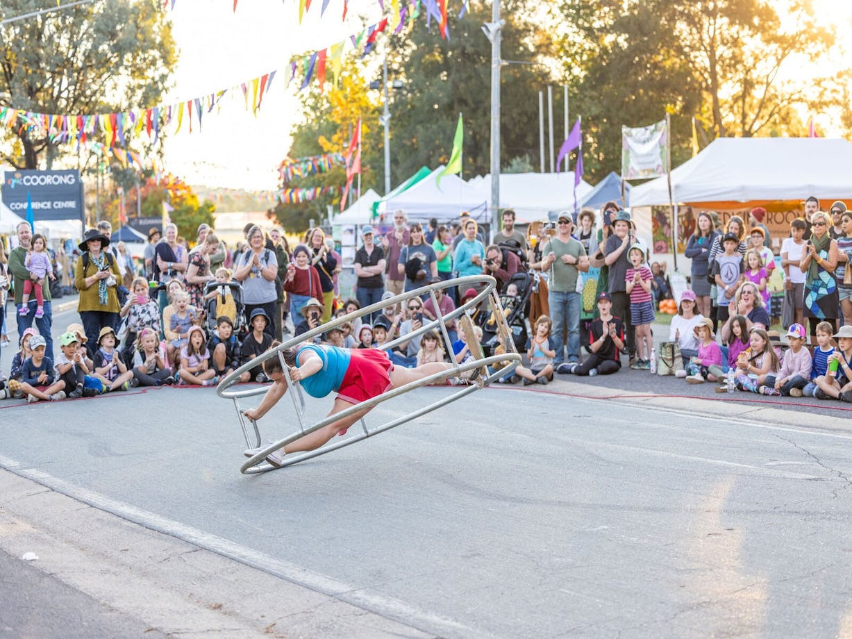 A street performer performs for a crowd at the Festival