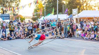 A street performer performs for a crowd at the Festival