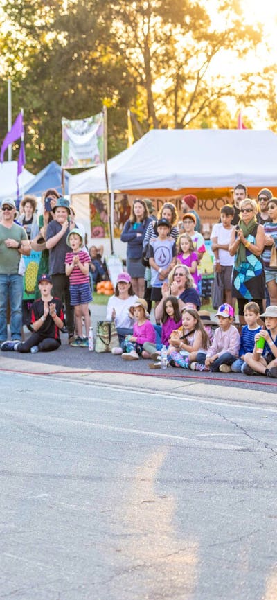 A street performer performs for a crowd at the Festival