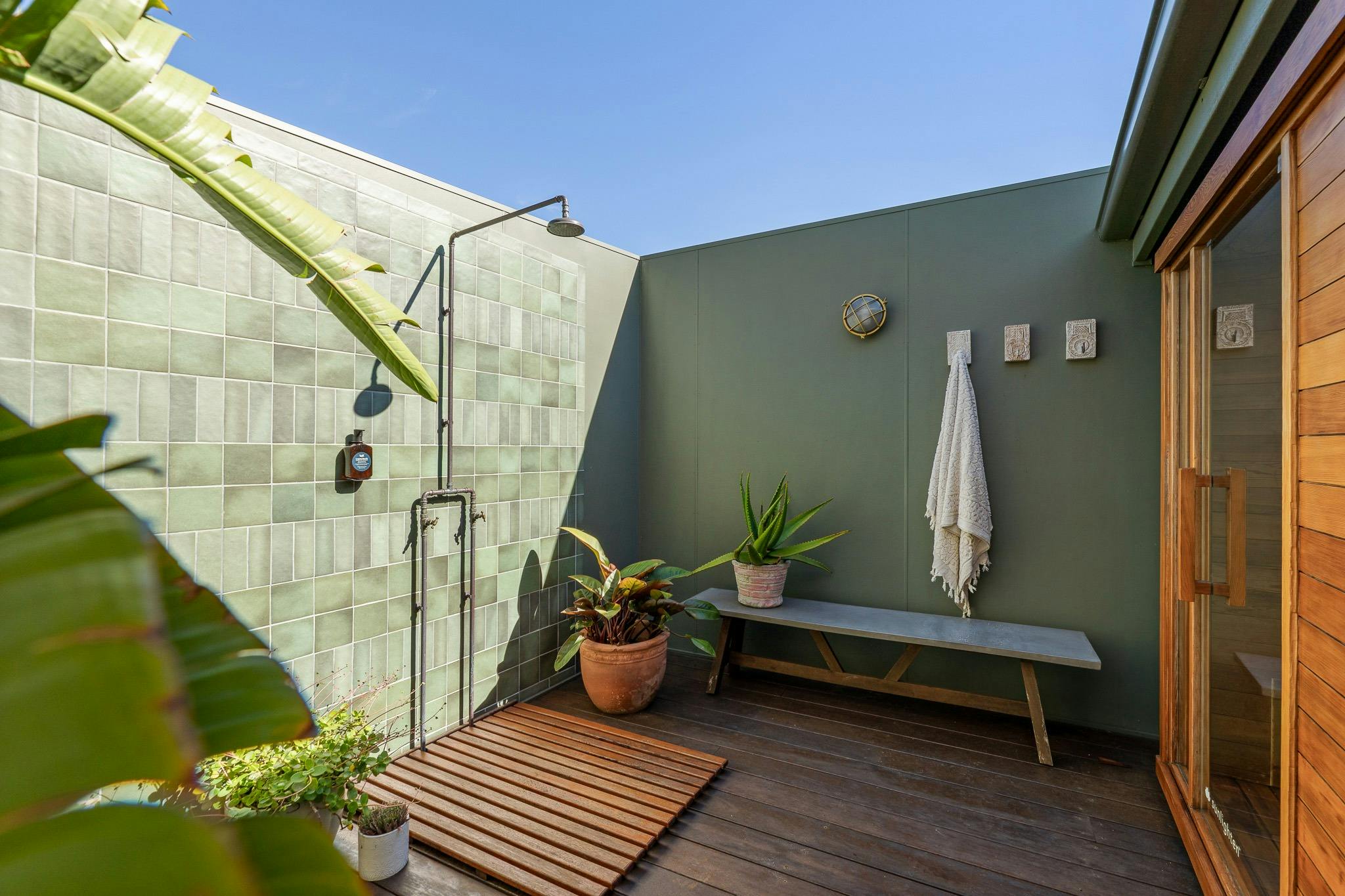 Rinse off in your outdoor shower after a dip in the Clyde or a day at the beach.