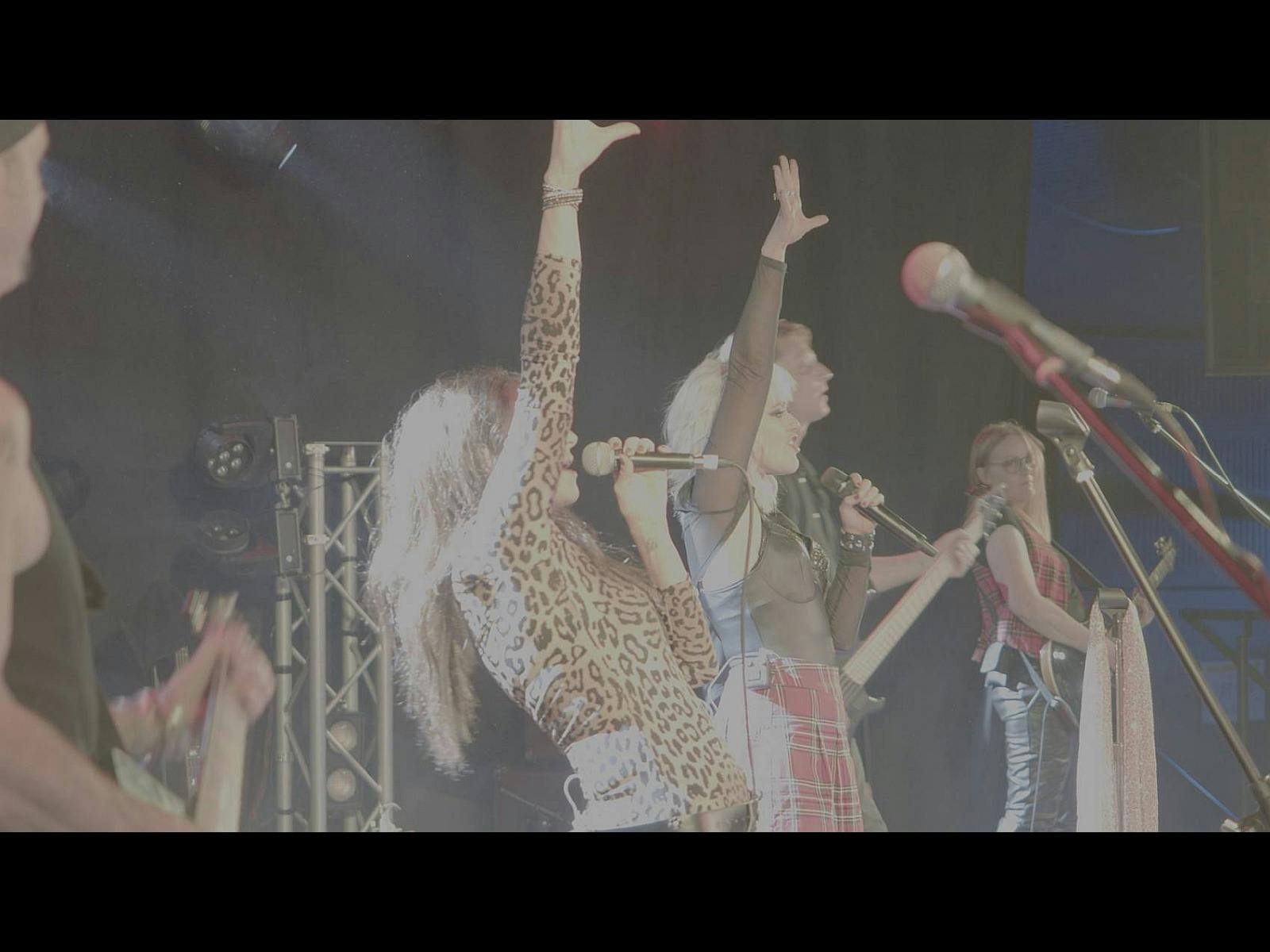 QUEENS OF ROCK performance photo 3