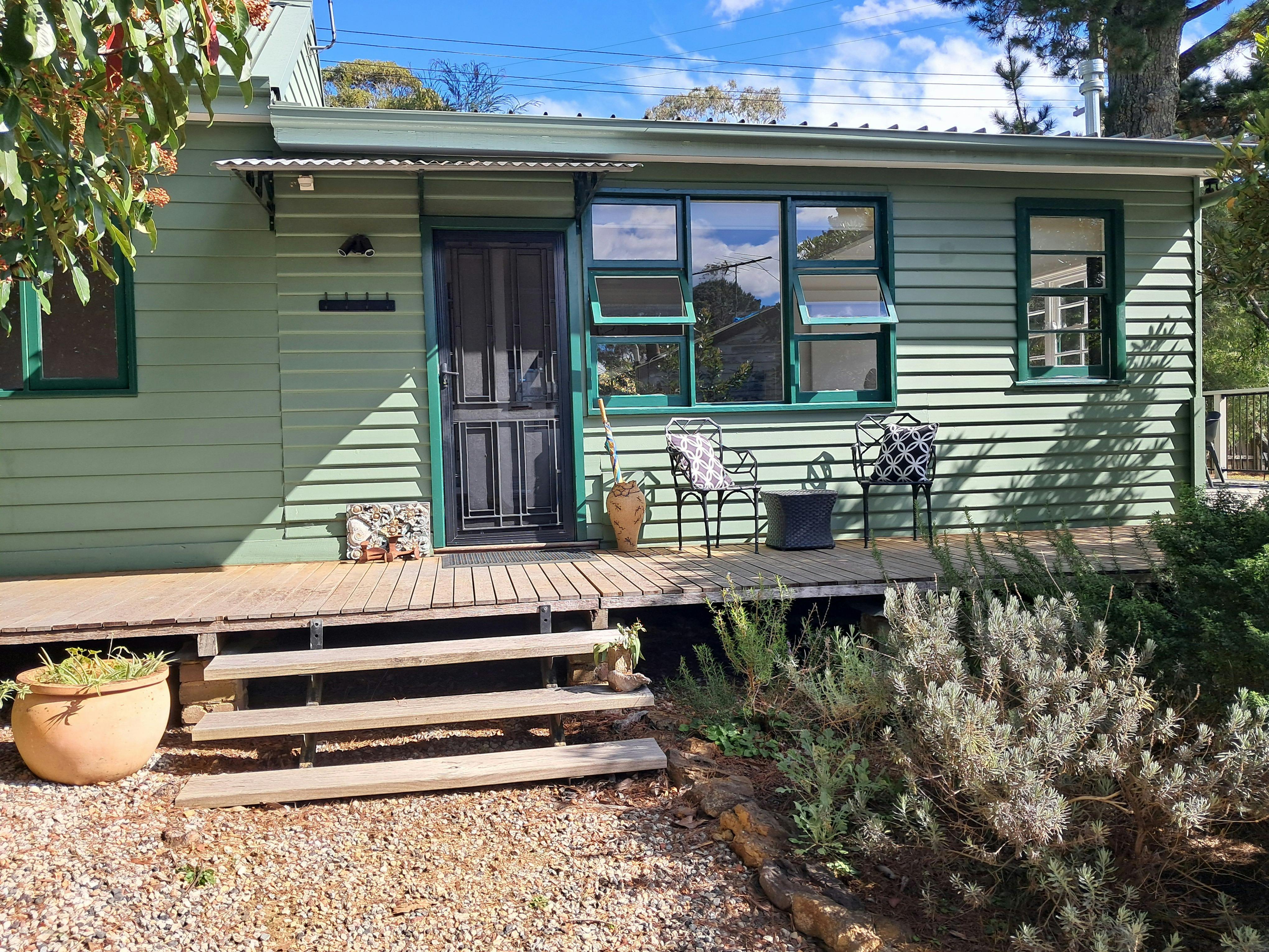 앞 베란다는 북쪽을 향하고 있으며 현관까지 가는 계단은 4개입니다.