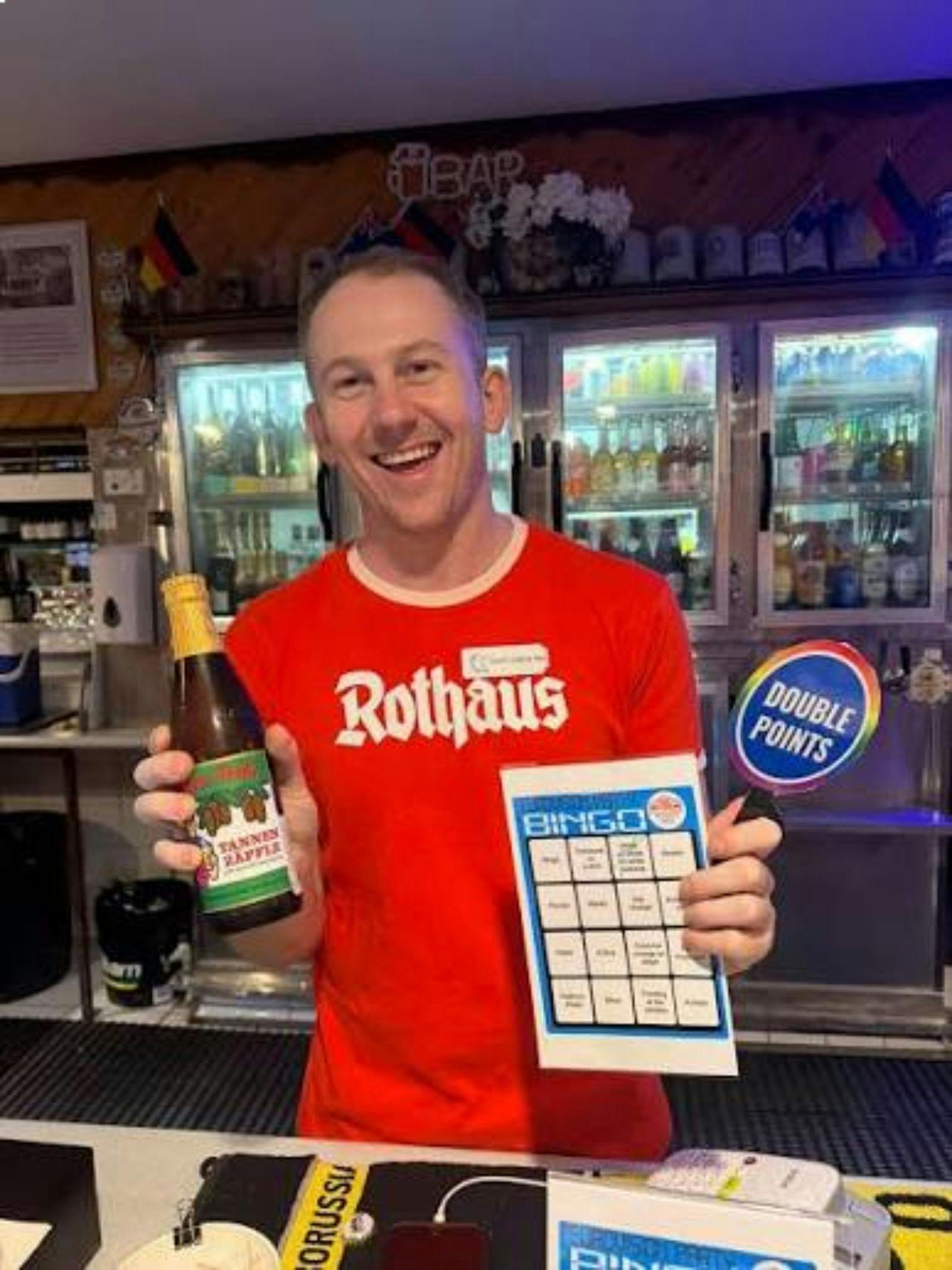 Man holding a beer