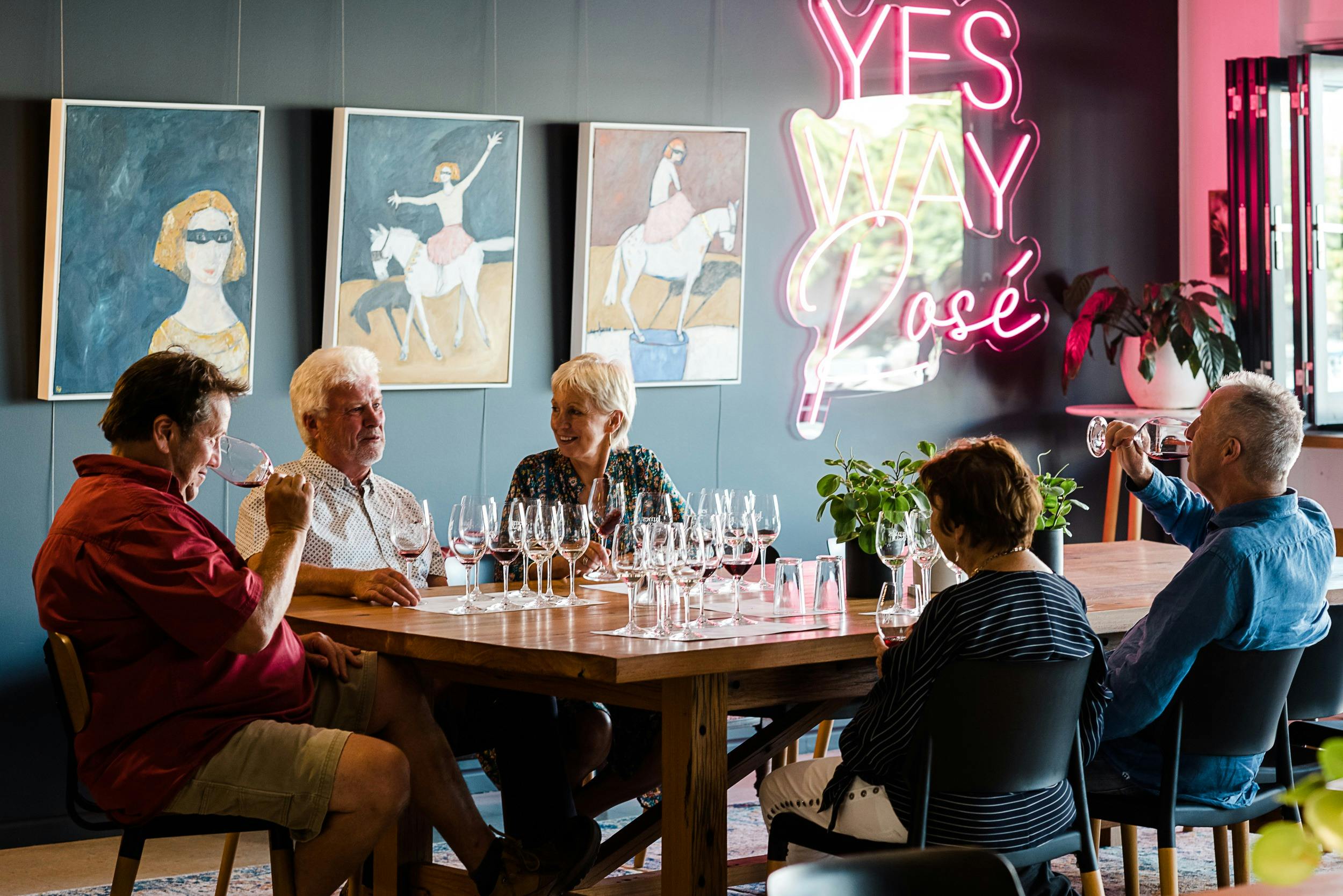 와인메이커 리키 제임스(Ricky James)와 함께 주최하는 와인 시음 모험을 예약하세요