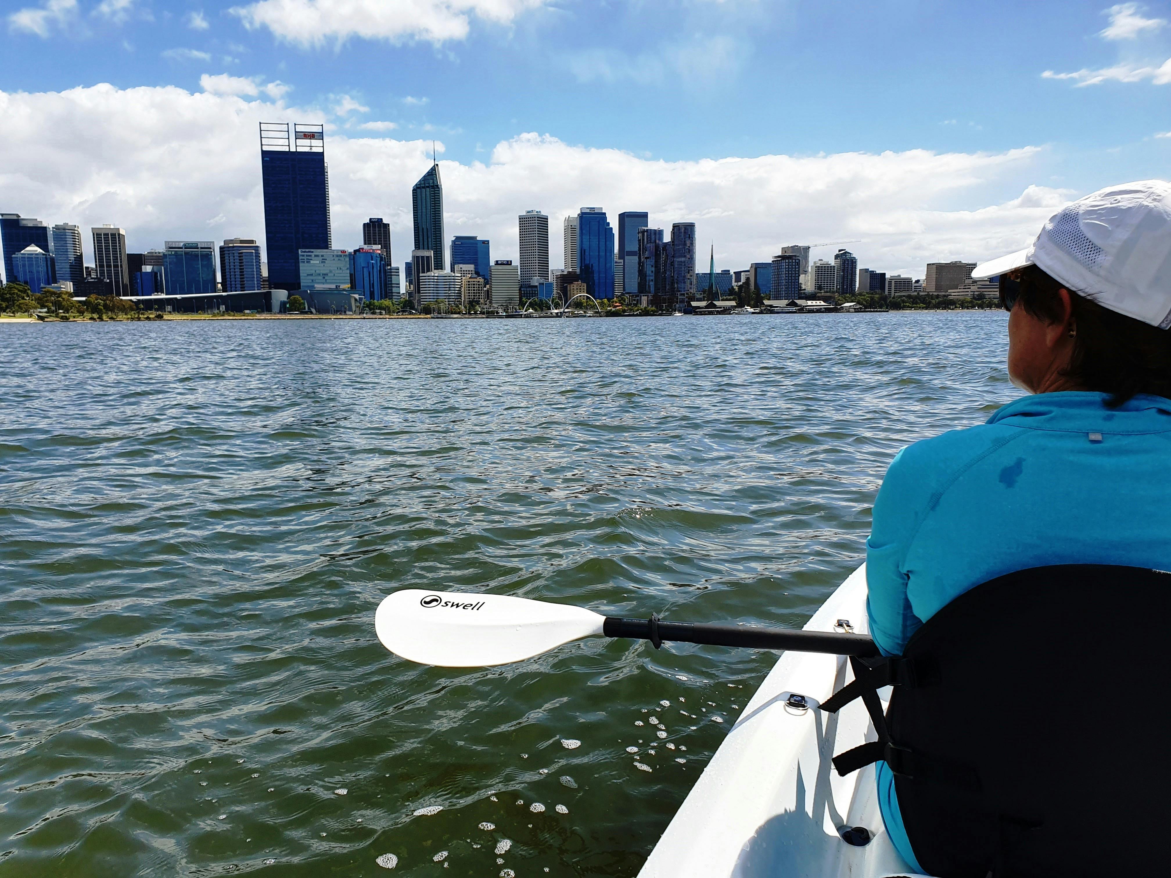 Perth: Evening City Lights Kayak Tour with a complimentary wine