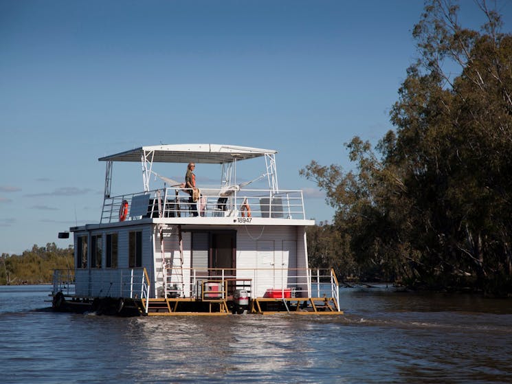 Watch the sunset every day on the Murray River