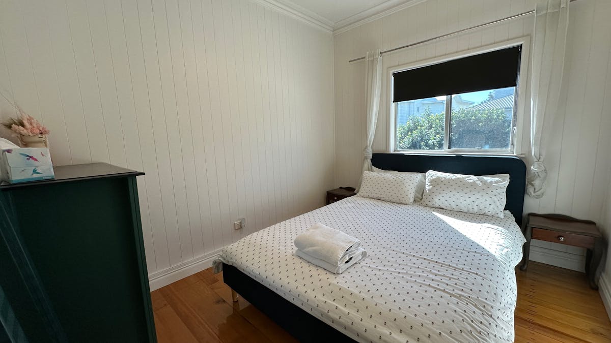Bedroom with queen sized bed
