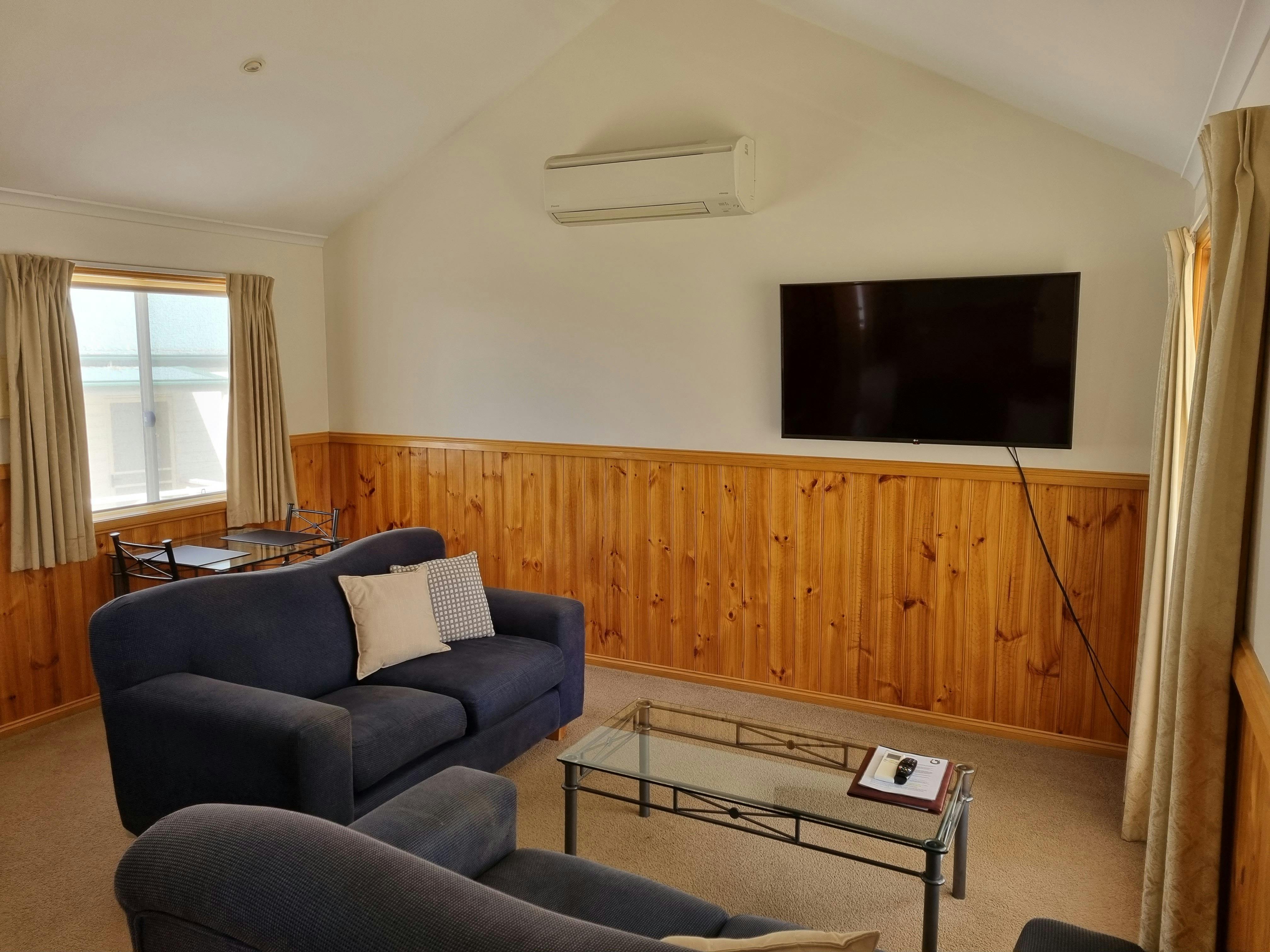 Smart TV, large lounge and dining area