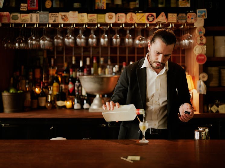 Le Foote bartender making cocktail