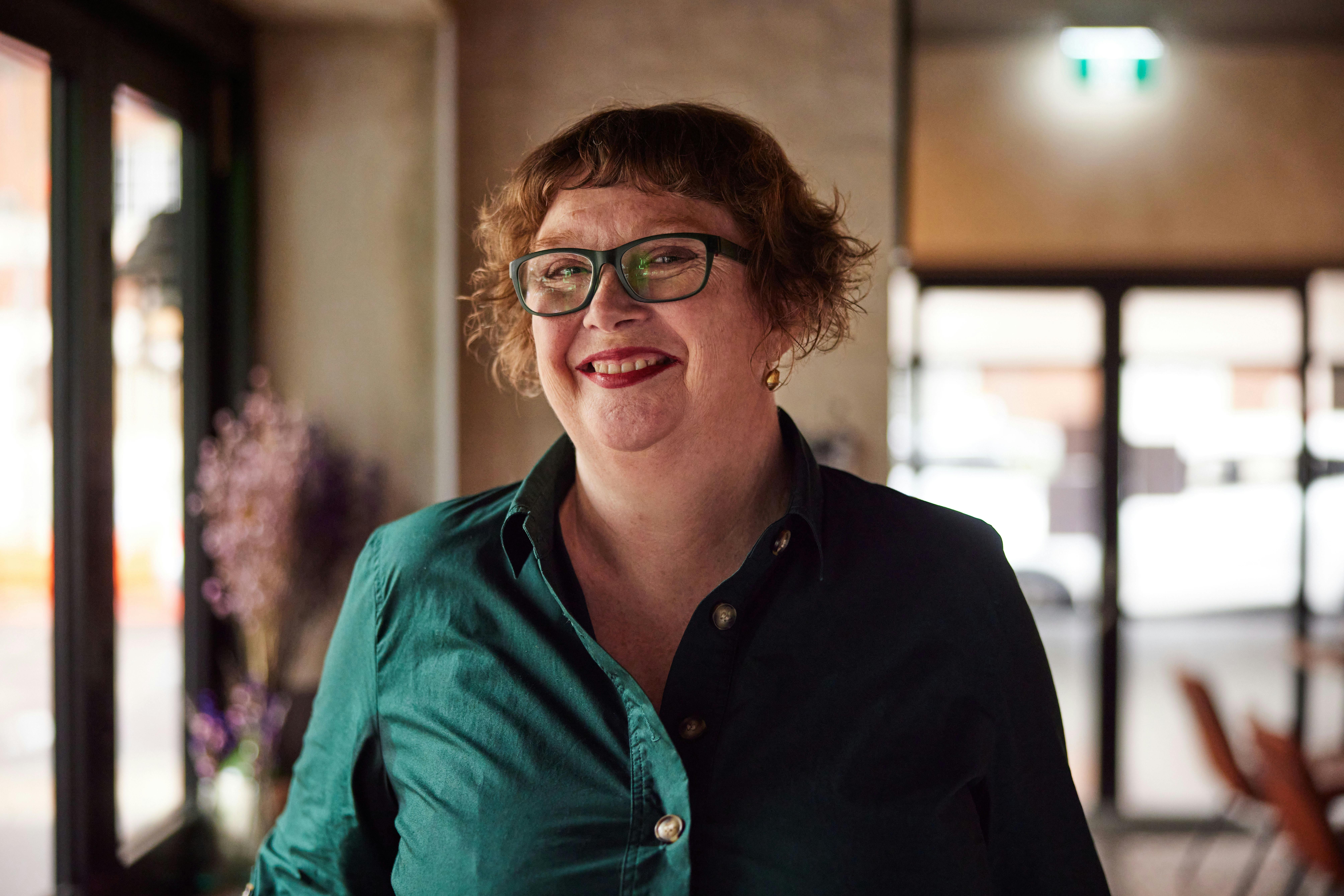 笑顔の女性の赤い髪の緑のドレス