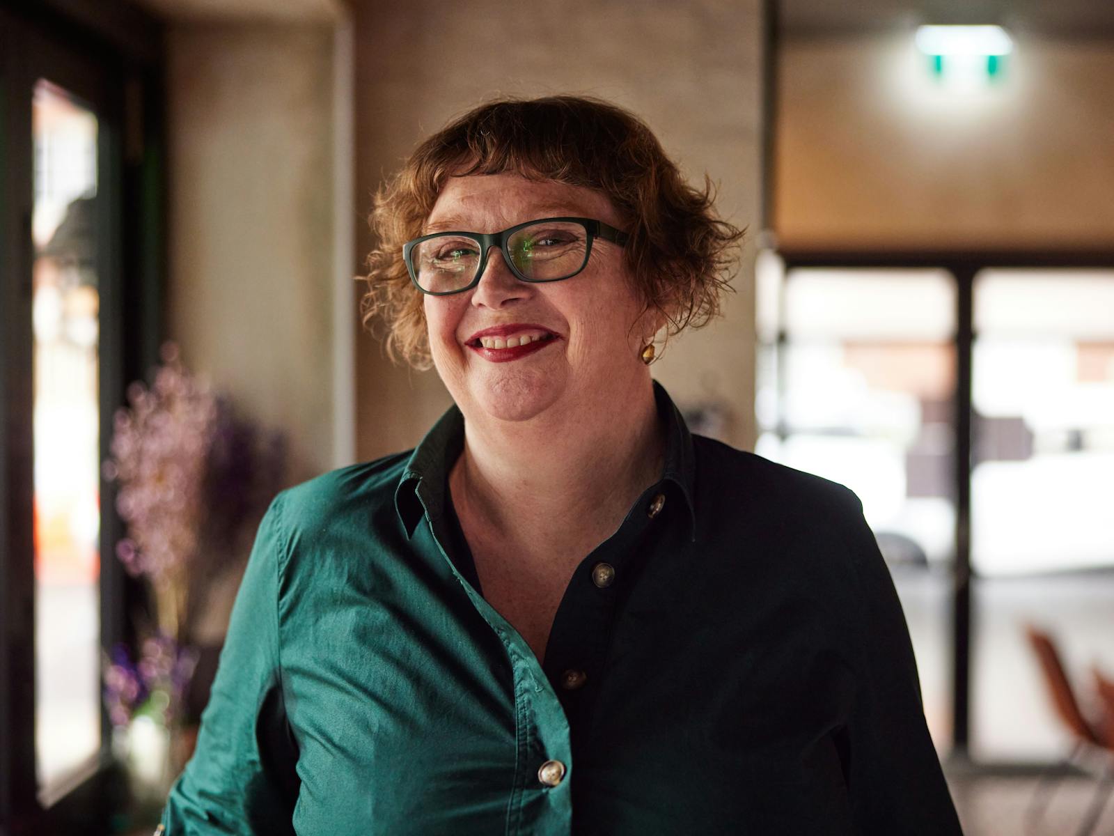 웃는 여자 빨간 머리 녹색 드레스