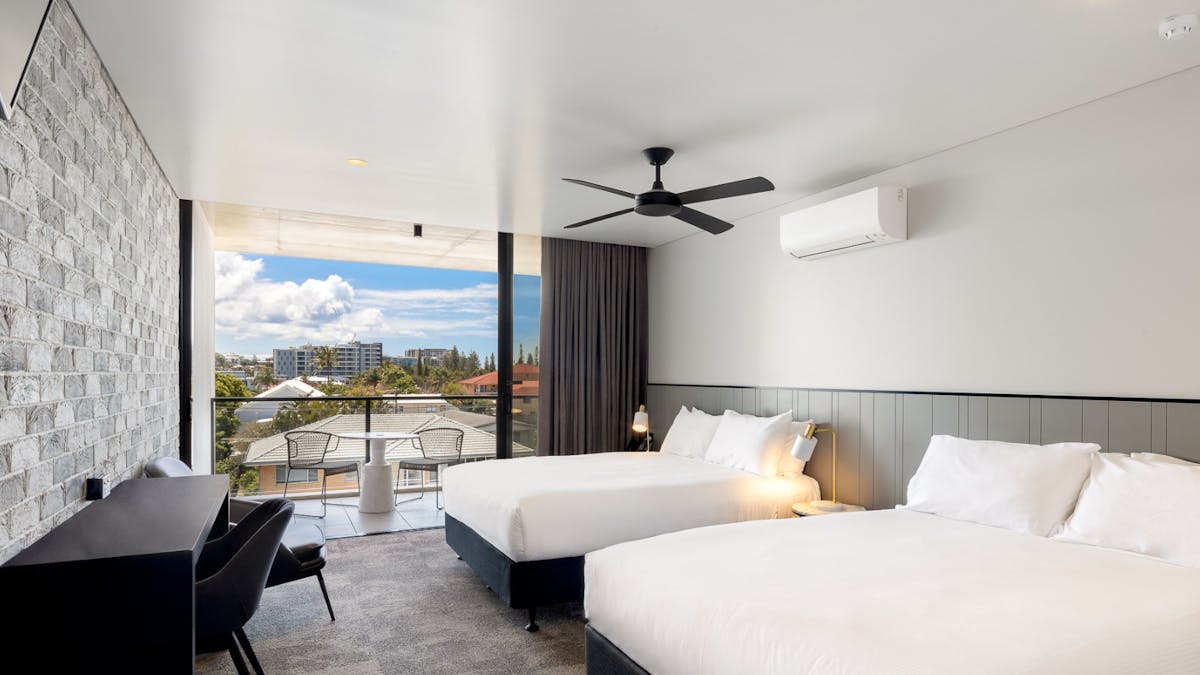 2 queen beds with balcony