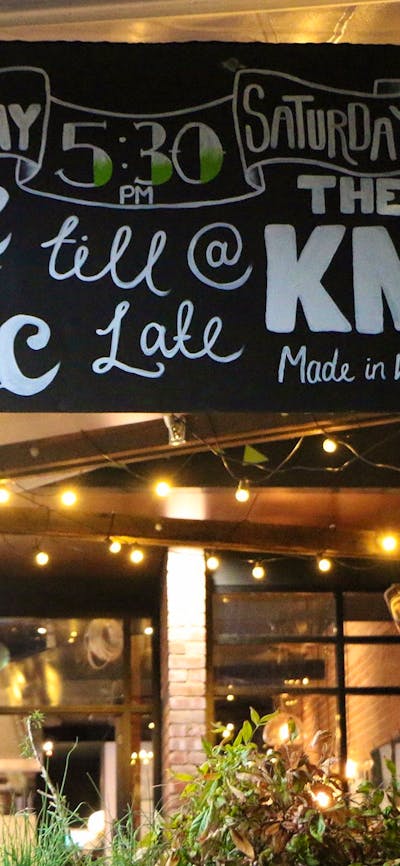 Chalk board sign advertising live music on Friday and Saturday