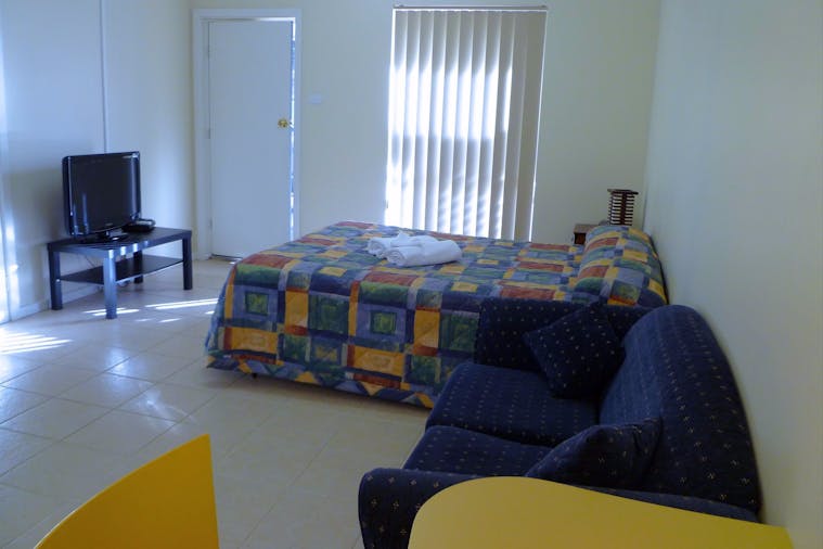 STUDIO APARTMENT 02