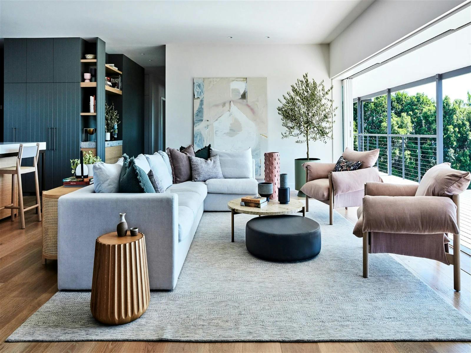 산 전망이 보이는 개방형 거실