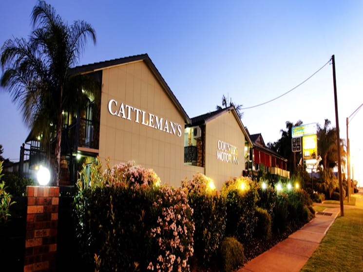 Cattleman's Country Motor Inn and Serviced Apartments