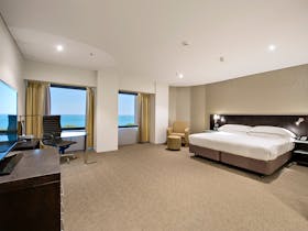 King Studio Suite with Harbour View and Executive Lounge Access