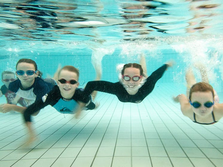 25m pool children swimming underwater