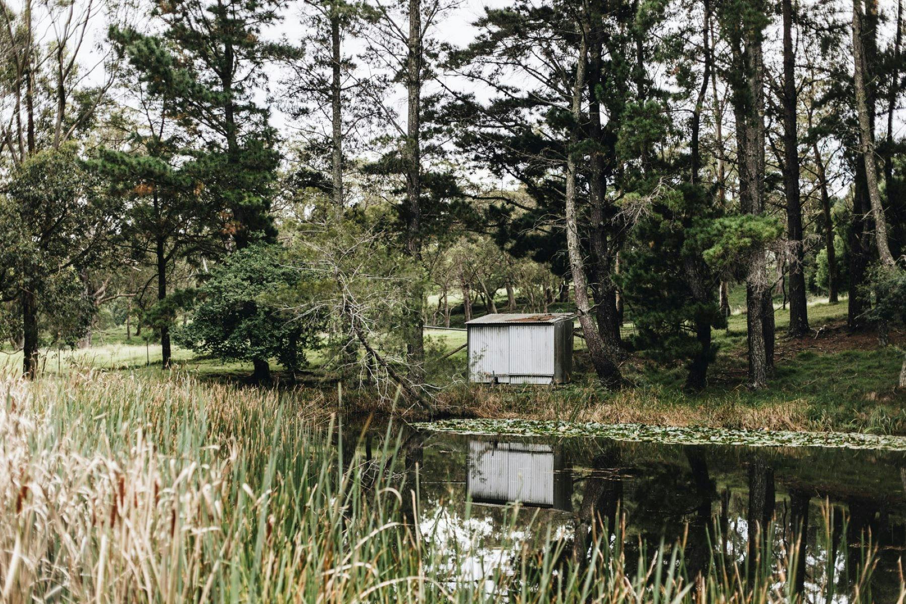 큰 댐과 펌프장 창고