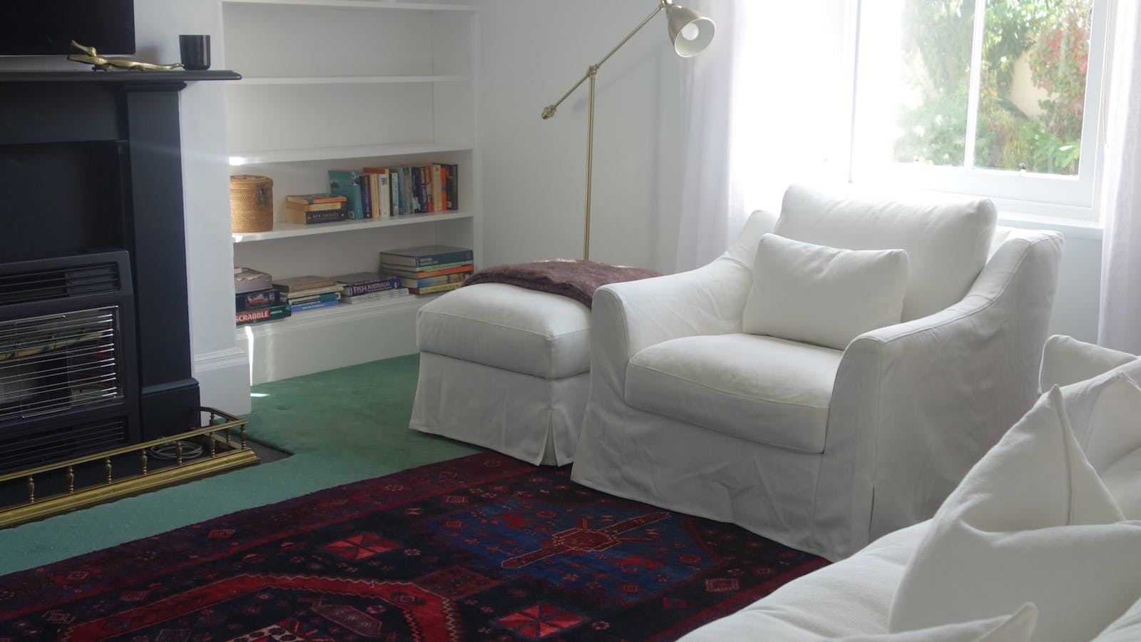 Living room with TV, Fireplace, Wi-Fi and formal dining