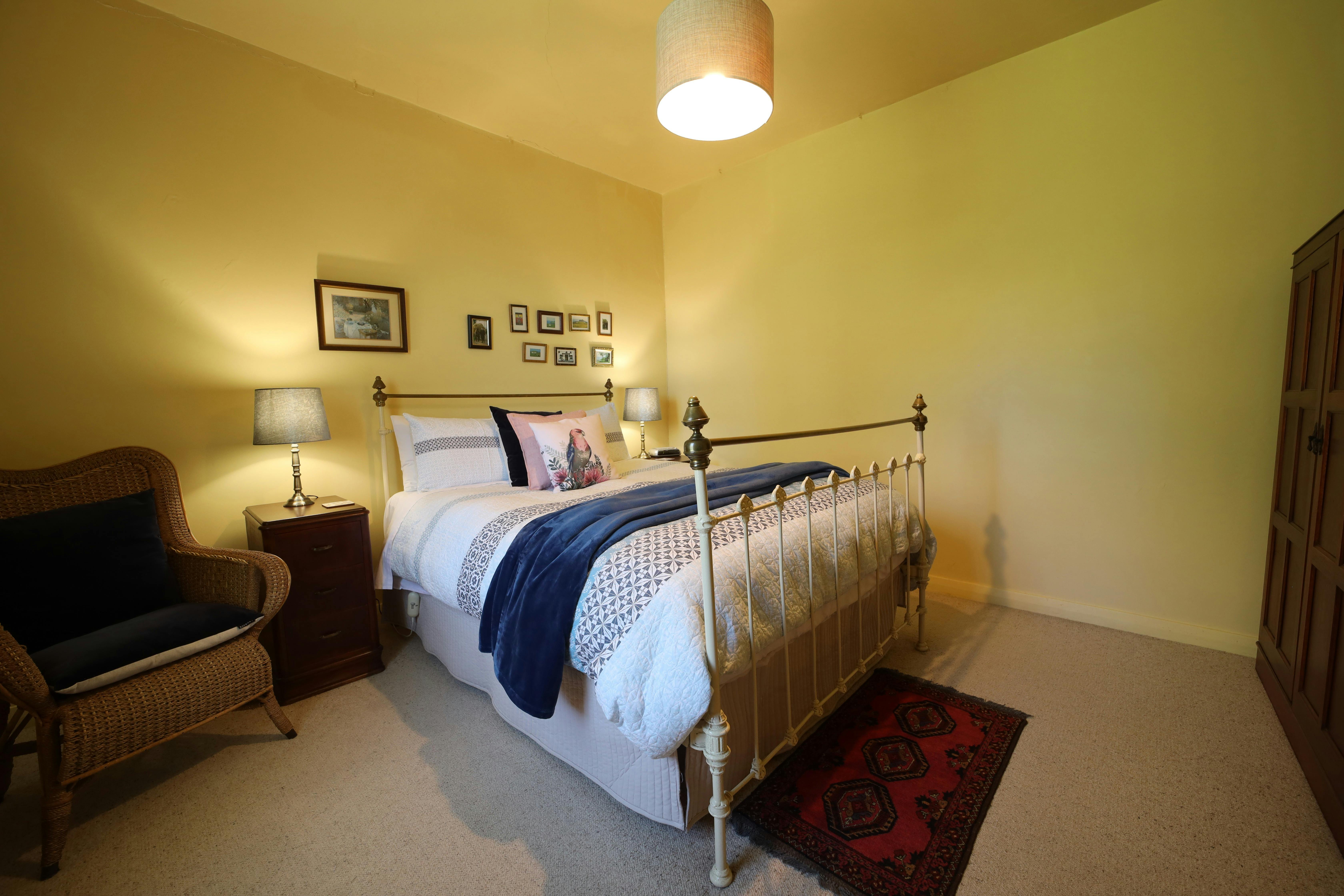 The Girl With The Green Sofablog Homesuszi Saunders Dark And Dramatic Home Black Bedroom Decor Luxurious Bedrooms Simple Bedroom