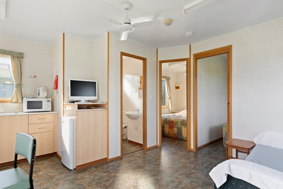 BIG4 Mount Compass Caravan Park, Double Deluxe Cabin Mount Comp...