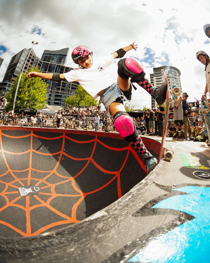 Arrisa Trew performs blnt to fakie in Belco Bowl