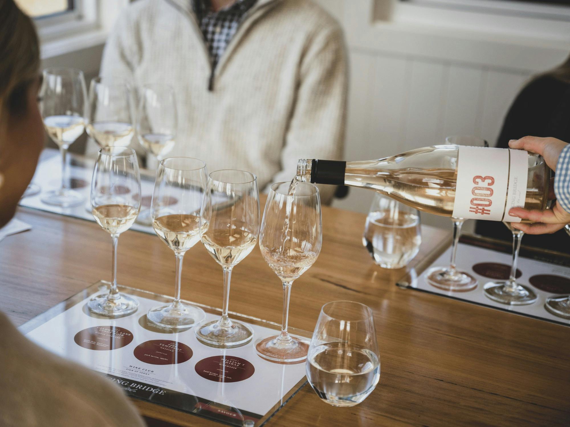 와인 시음을 위해 와인 한 잔을 따르는 모습