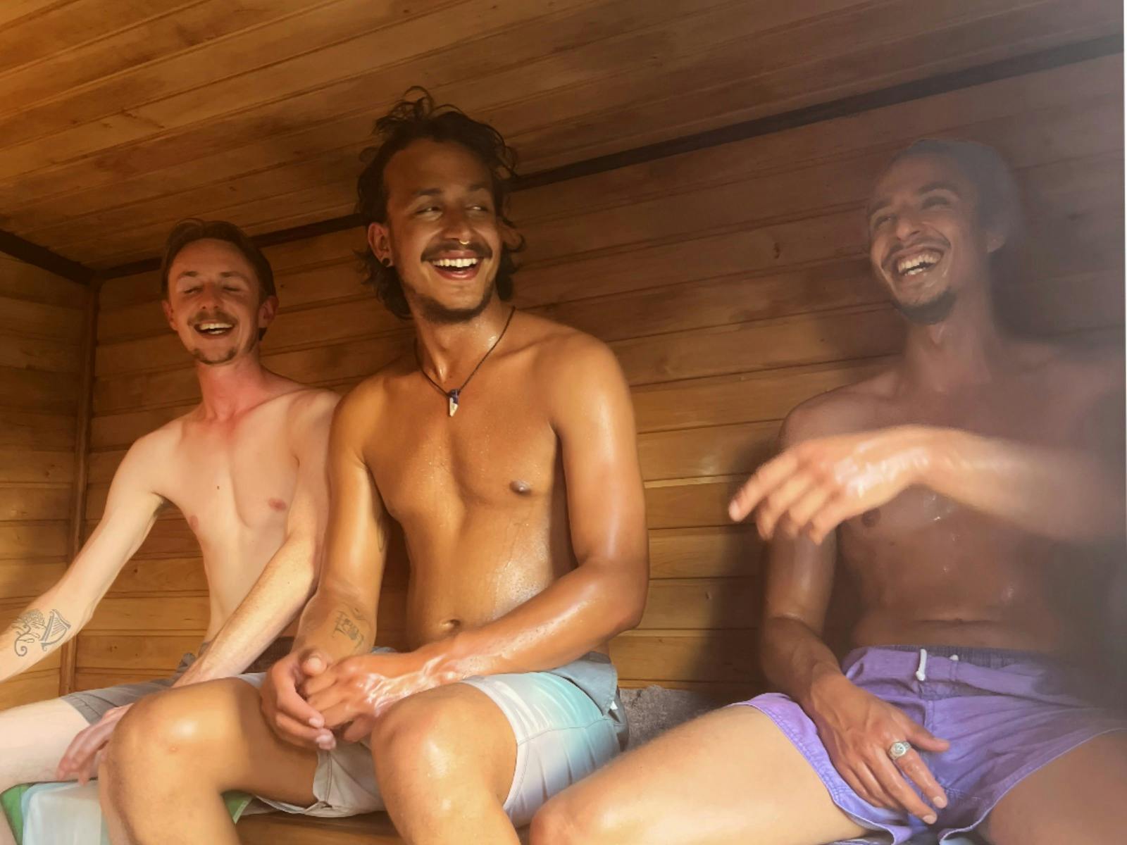 新南威尔士州蓝山梅格拉隆山谷的当地男士正在享受移动桑拿体验