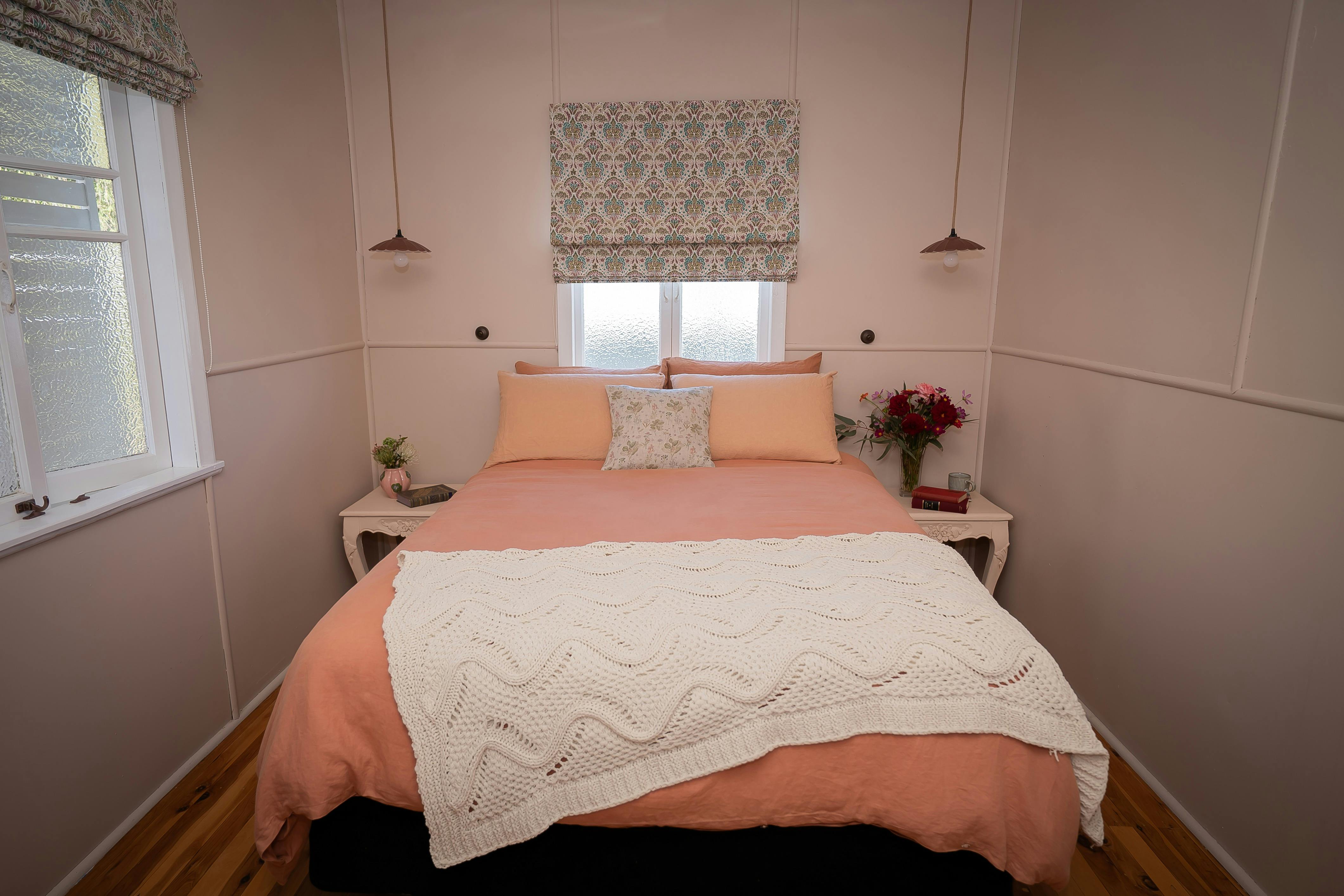 Comfortable queen size bed, linen bedding, Australian wool doona