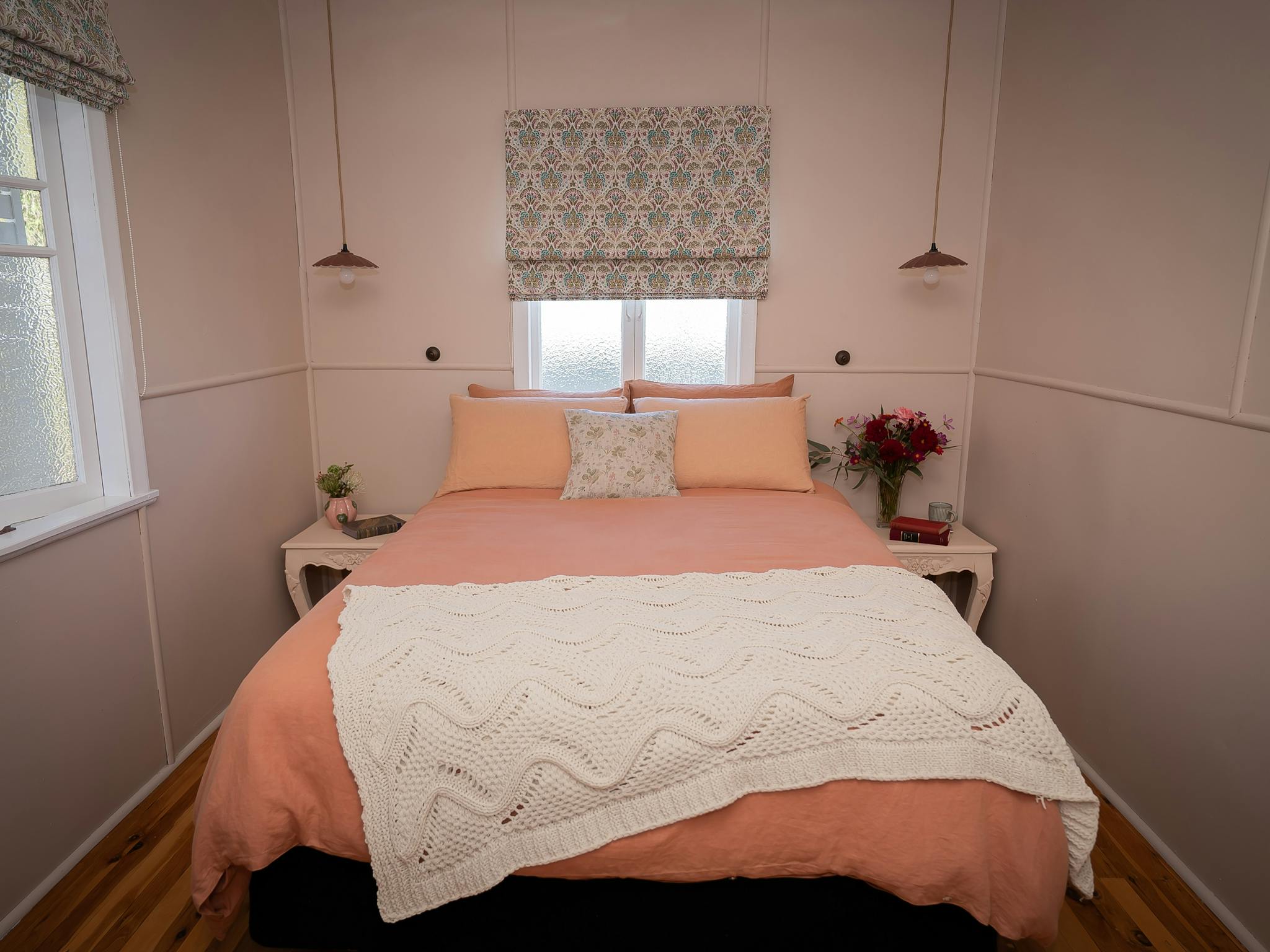 Comfortable queen size bed, linen bedding, Australian wool doona Comfortable queen size bed, linen bedding, Australian wool doona