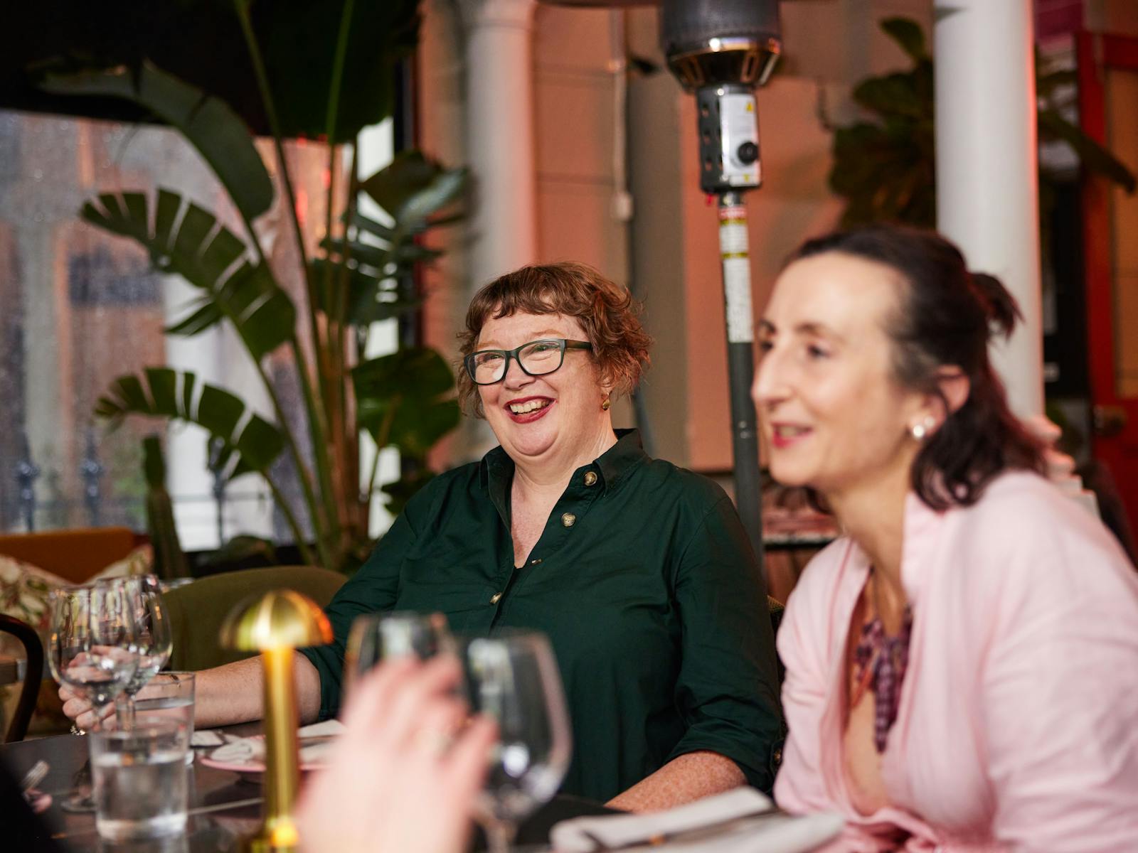 게스트와 가이드가 미소를 지으며 음식을 먹습니다.