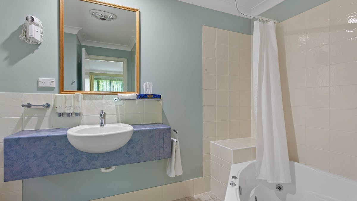 1 Bedroom Spa Apartment Bathroom