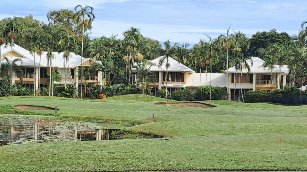 Sea Temple Par 3 water hazard