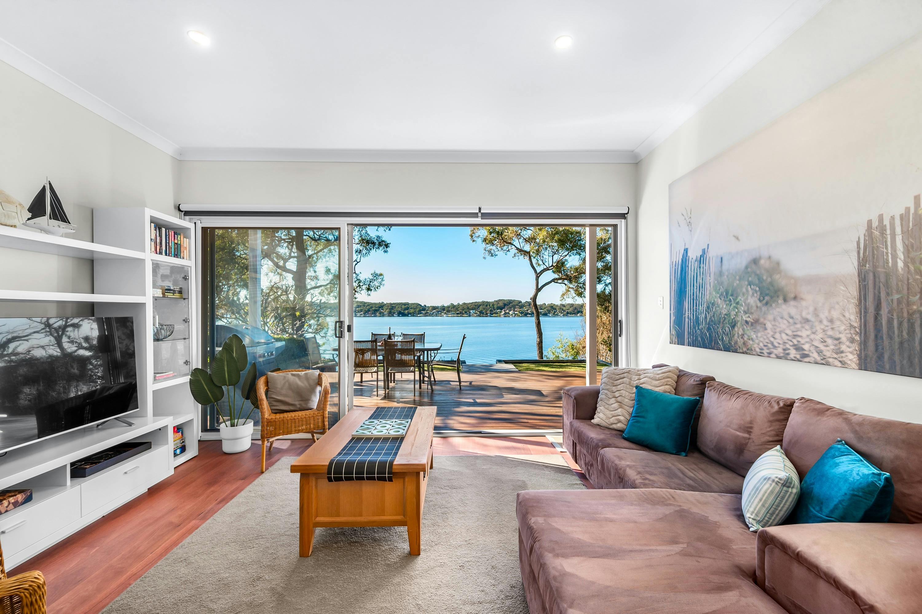 FAM Newcastle Airbnb Holiday House lake Macquarie